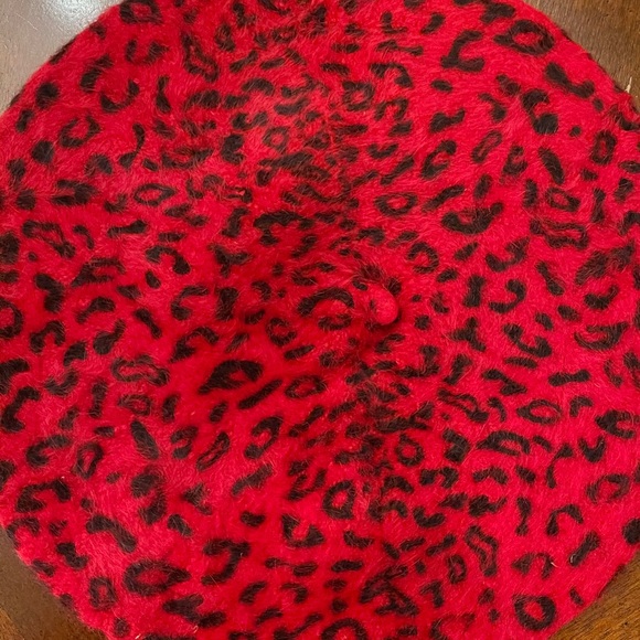 Red Beret - Picture 5 of 5